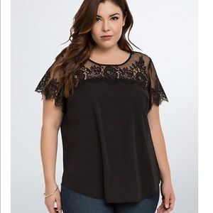 🌺LOVELY 🌺Torrid lace and satin top 2x